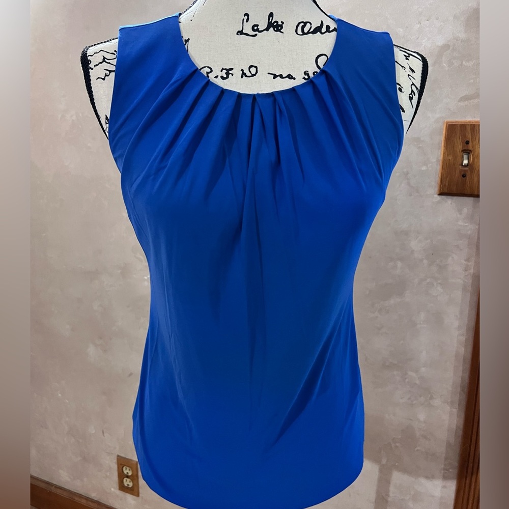 Very pretty sleeveless top